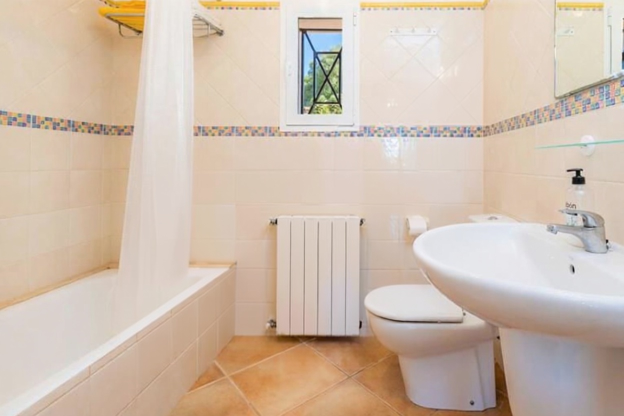 Chalet with direct beach access in Manacor — Bathroom
