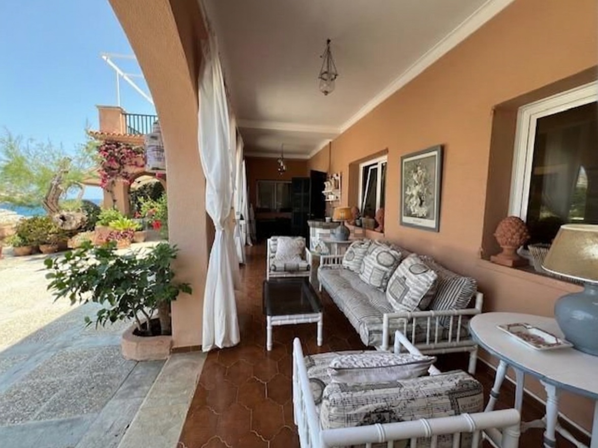 Chalet with direct beach access in Pollença — Living room