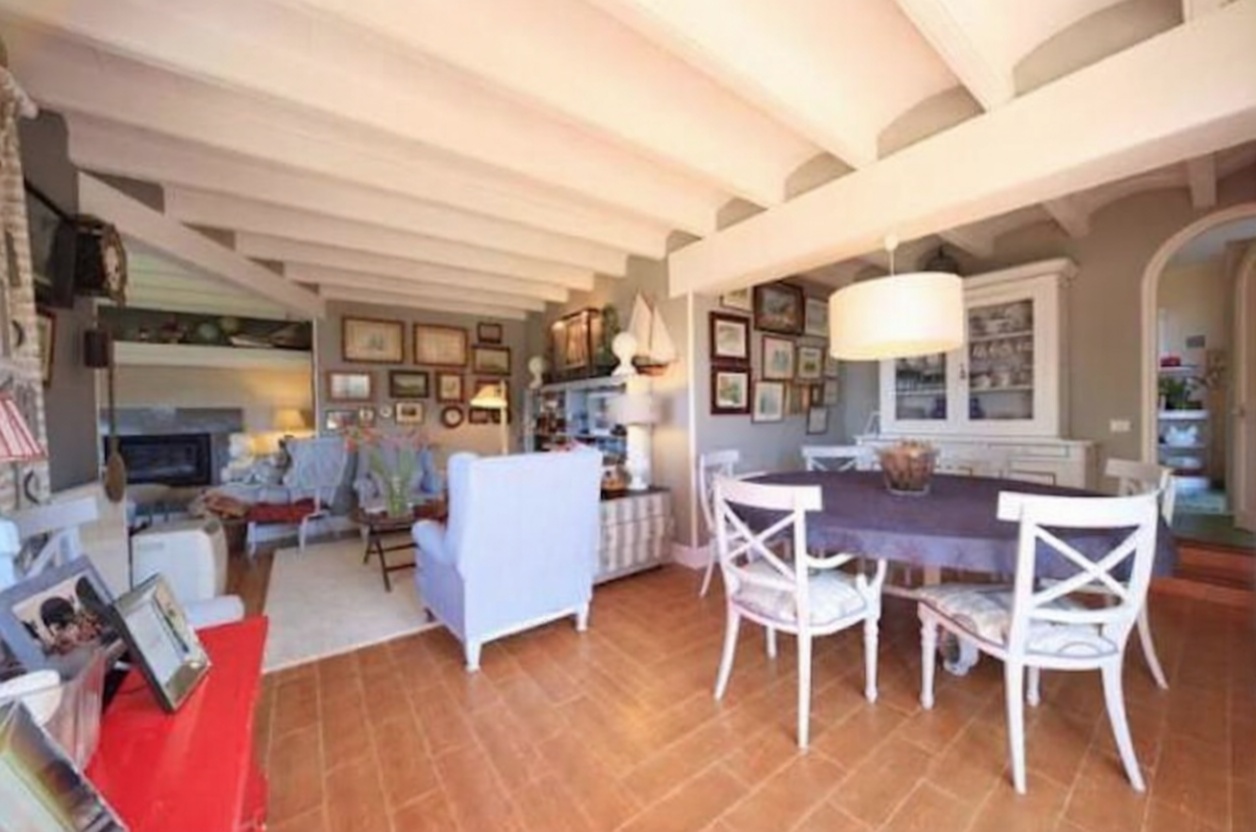 Chalet with direct beach access in Pollença — Dining room