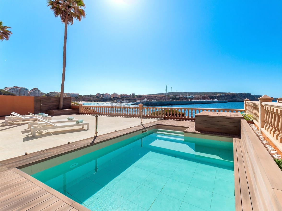 Duplex in erste Strandlinie in Calvià — Pool