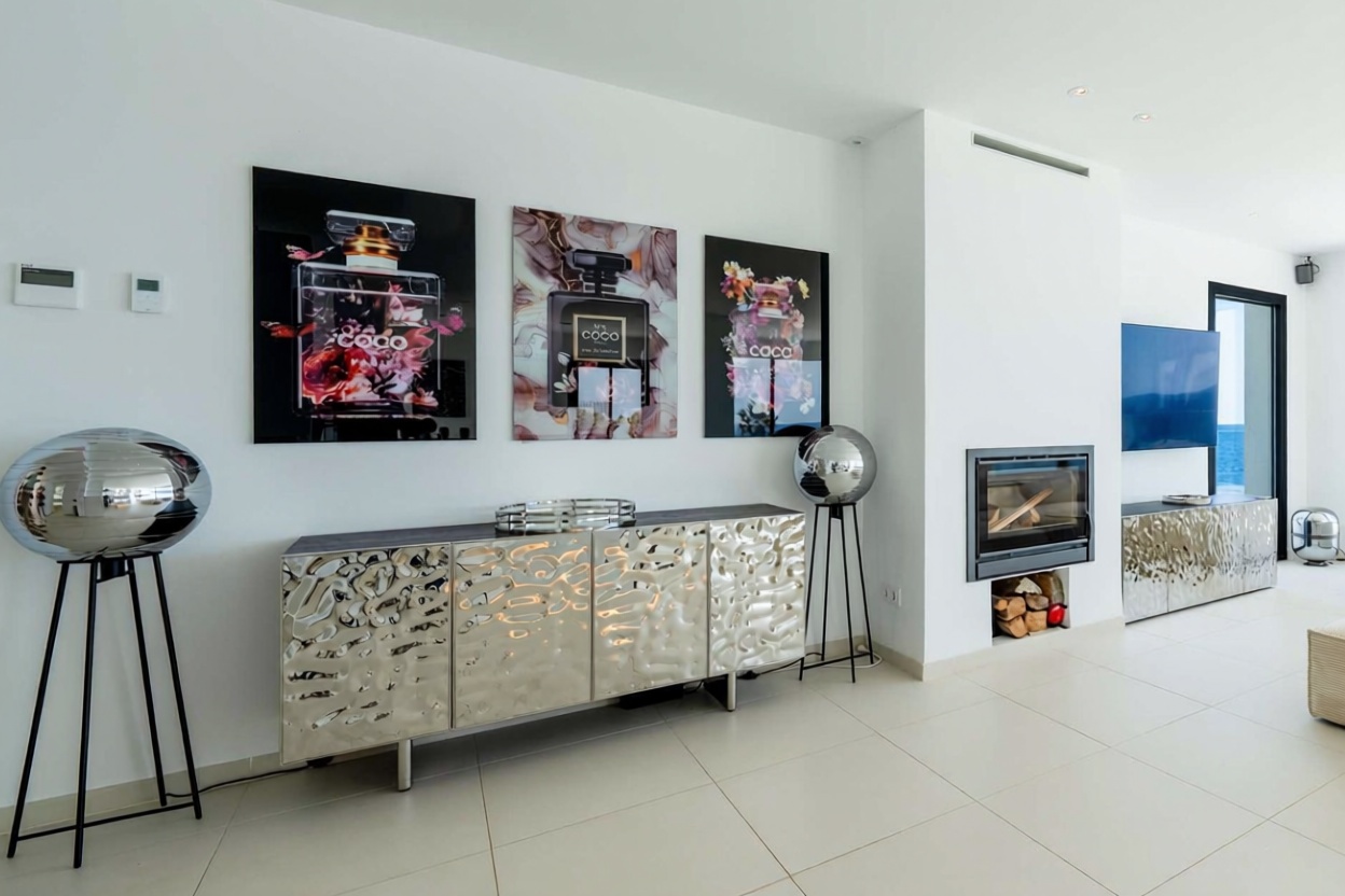Chalet with direct beach access in Manacor — Living room