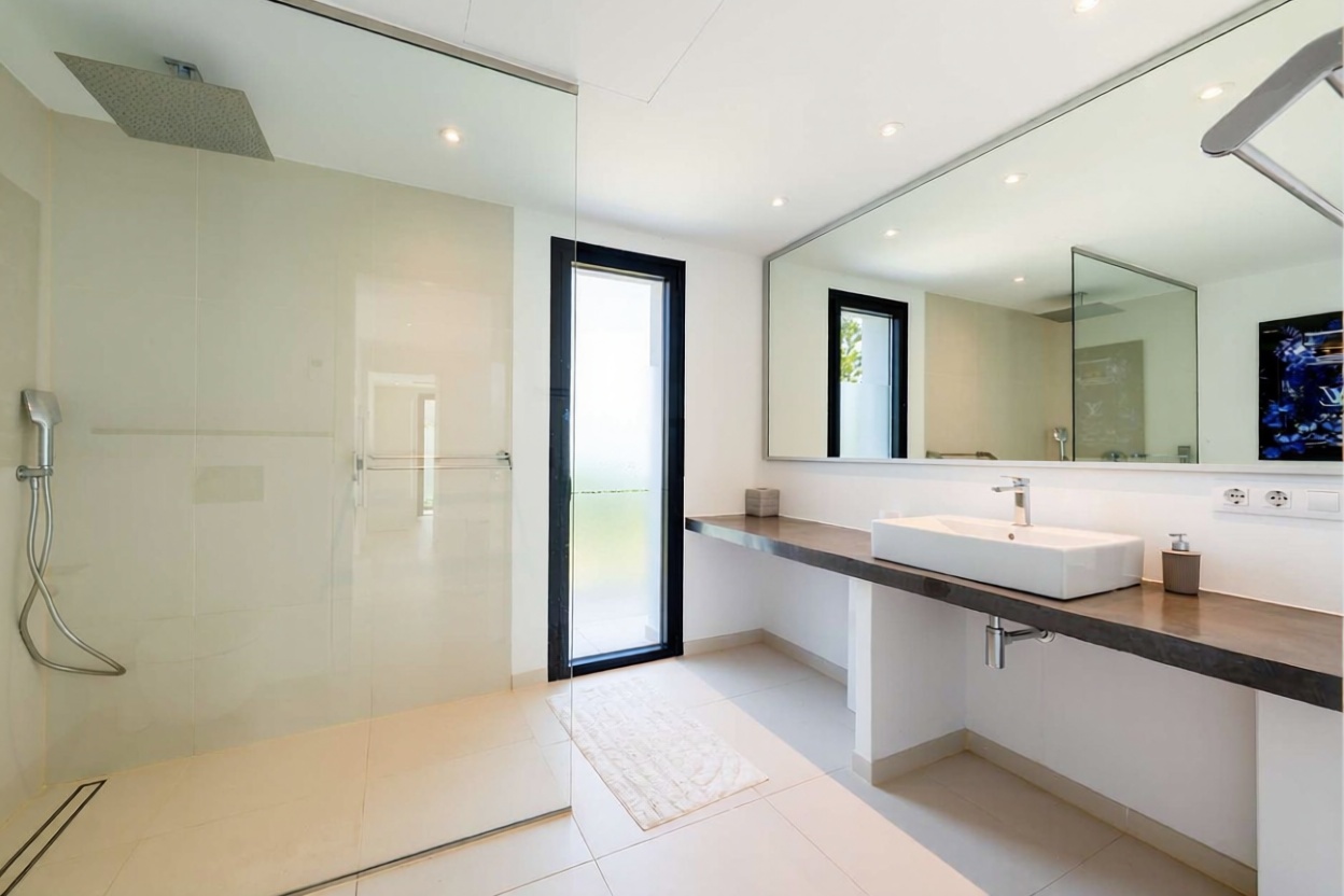 Chalet with direct beach access in Manacor — Bathroom