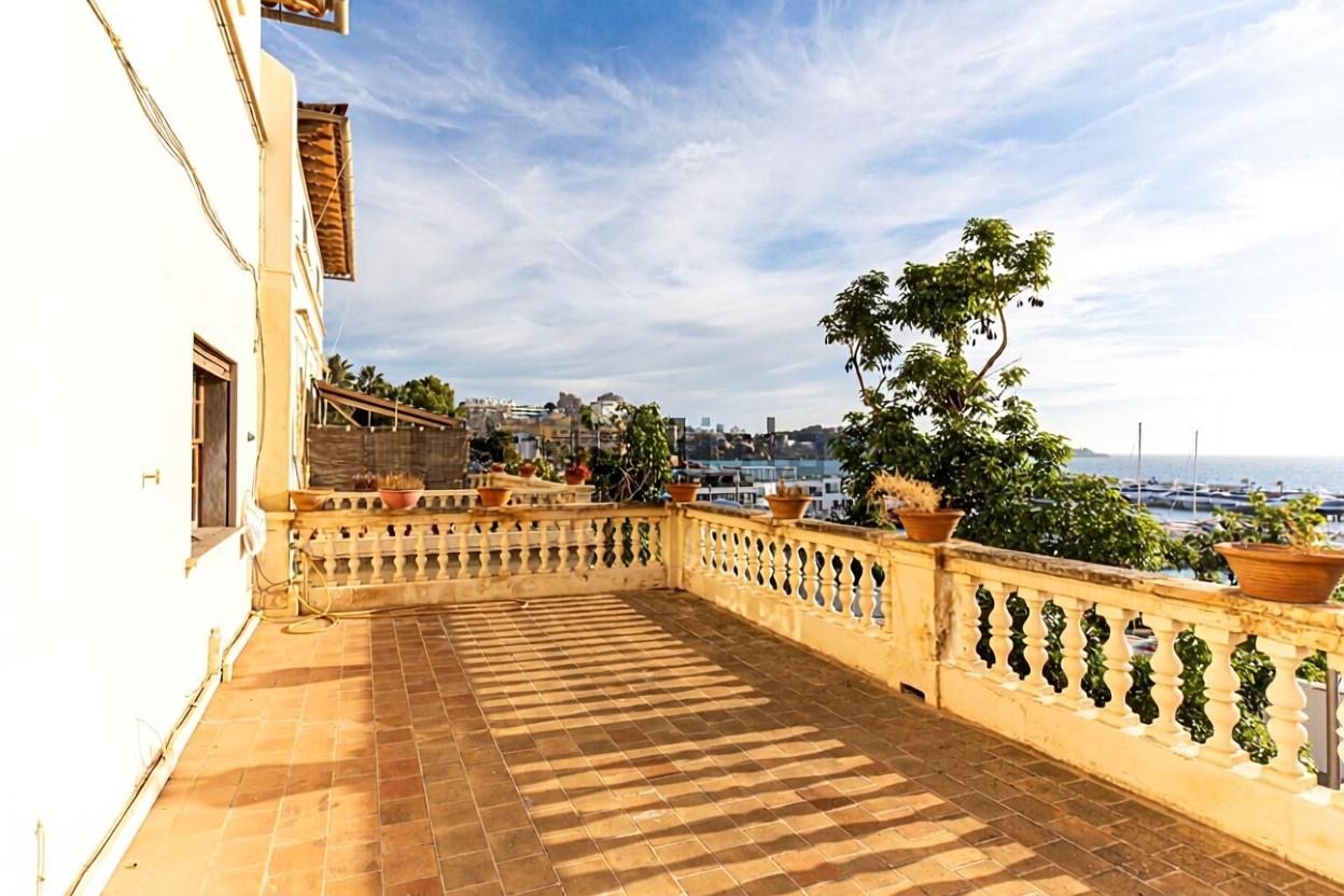 Chalet with direct beach access in Palma de Mallorca — Sea terrace