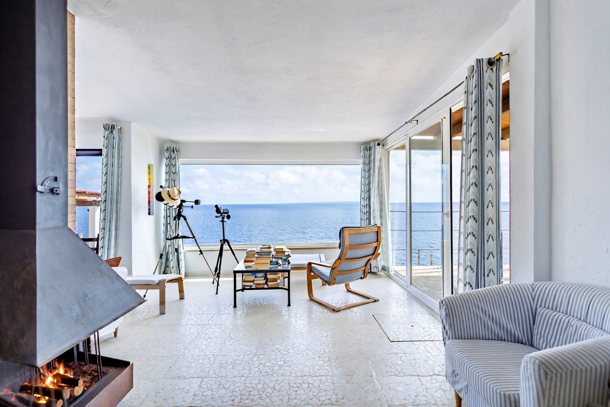 Chalet mit direkter Strandzugang in Llucmajor — Wohnzimmer
