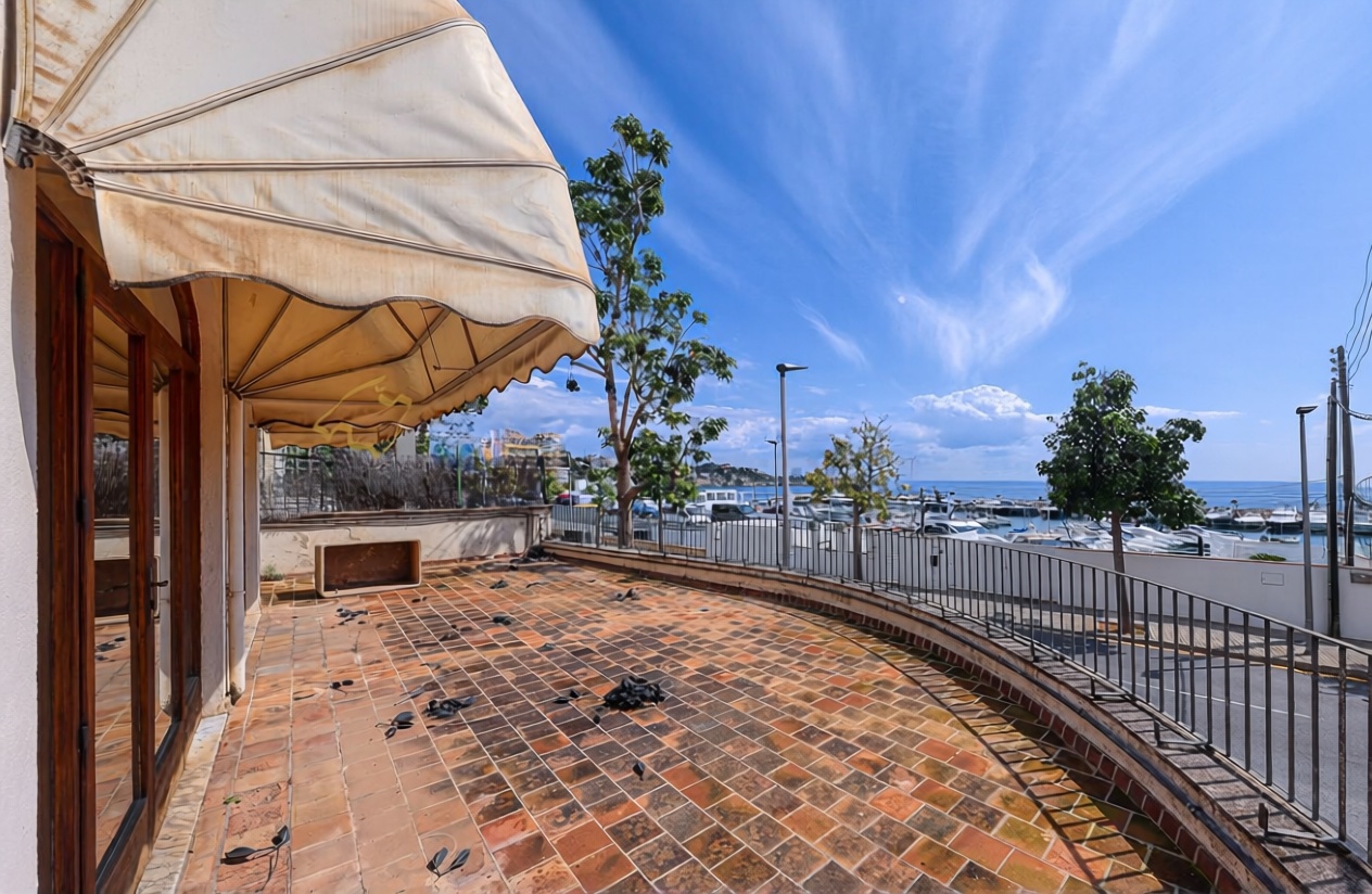 Chalet with direct beach access in Palma de Mallorca — Sea terrace