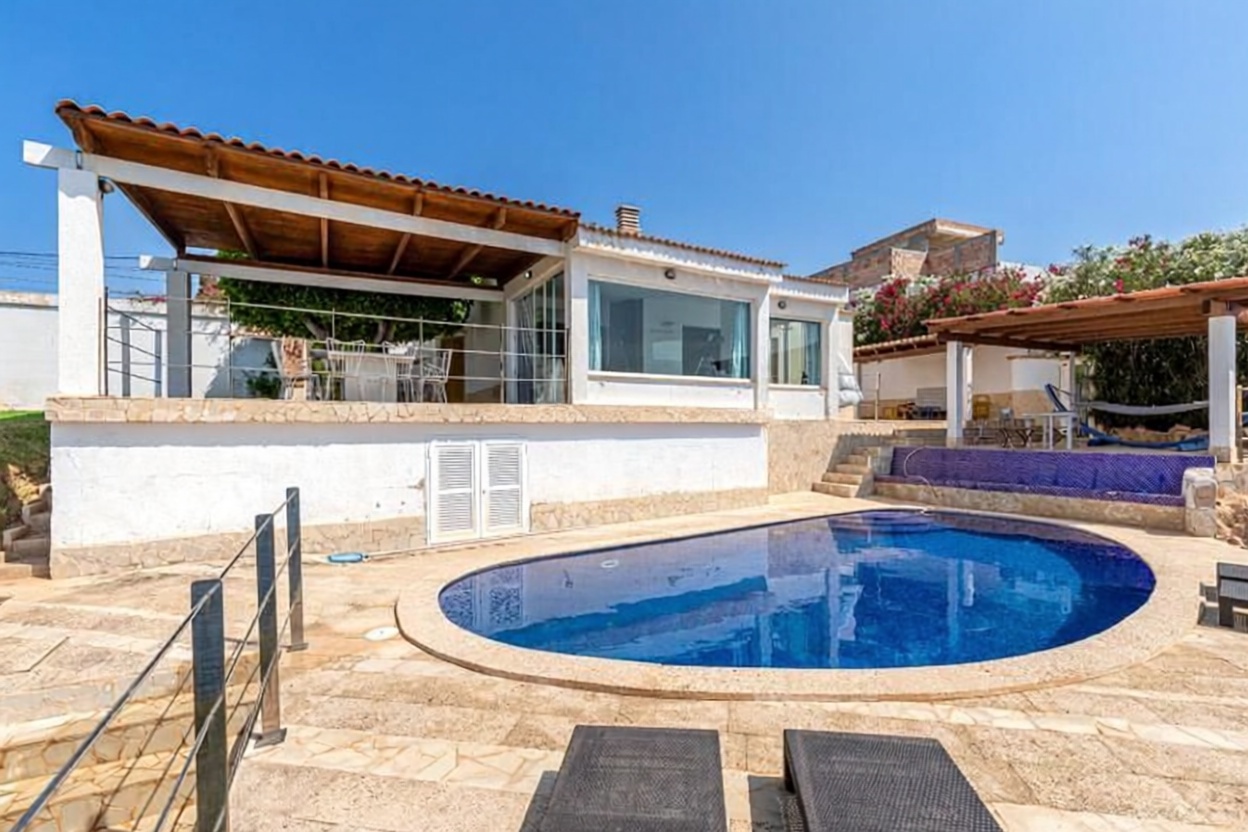 Chalet con acceso directo a playa en Llucmajor — Piscina