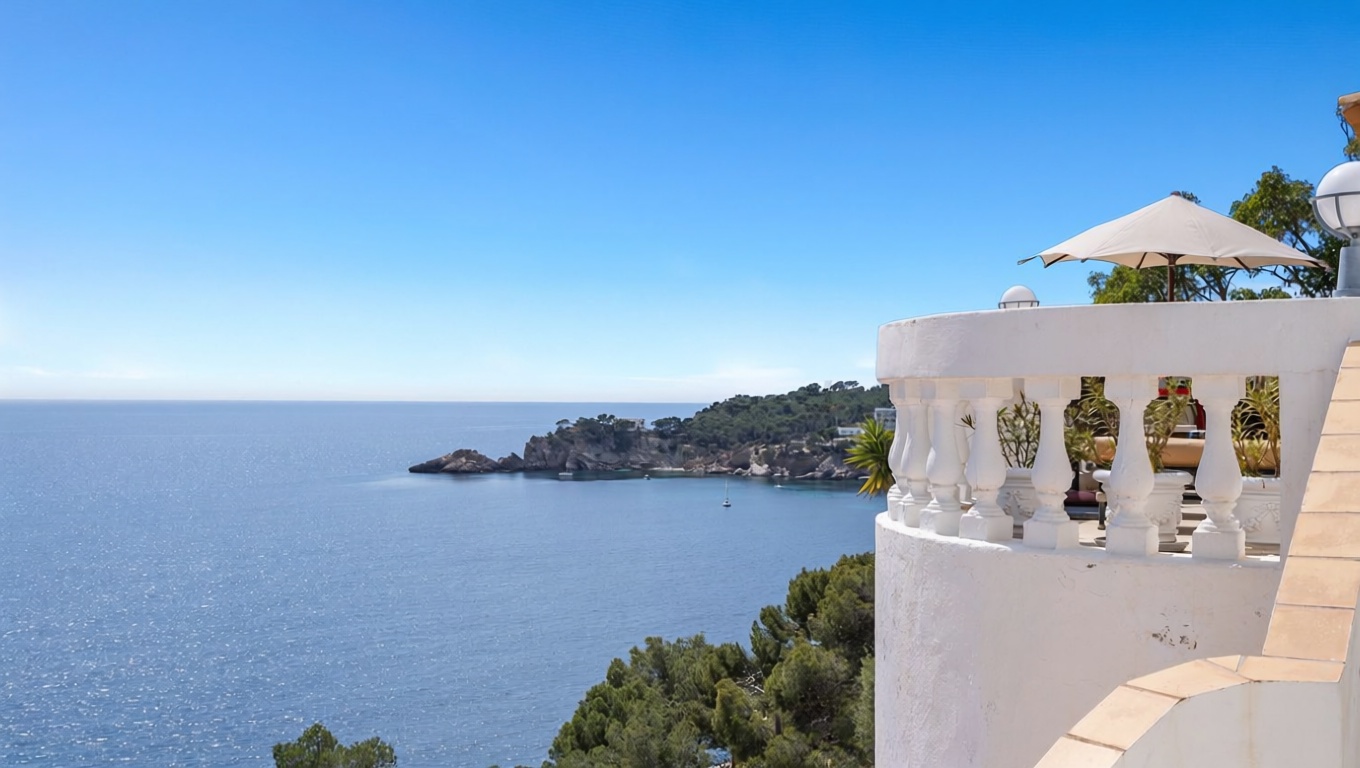 Chalet mit direkter Strandzugang in Calvià — Meerblick