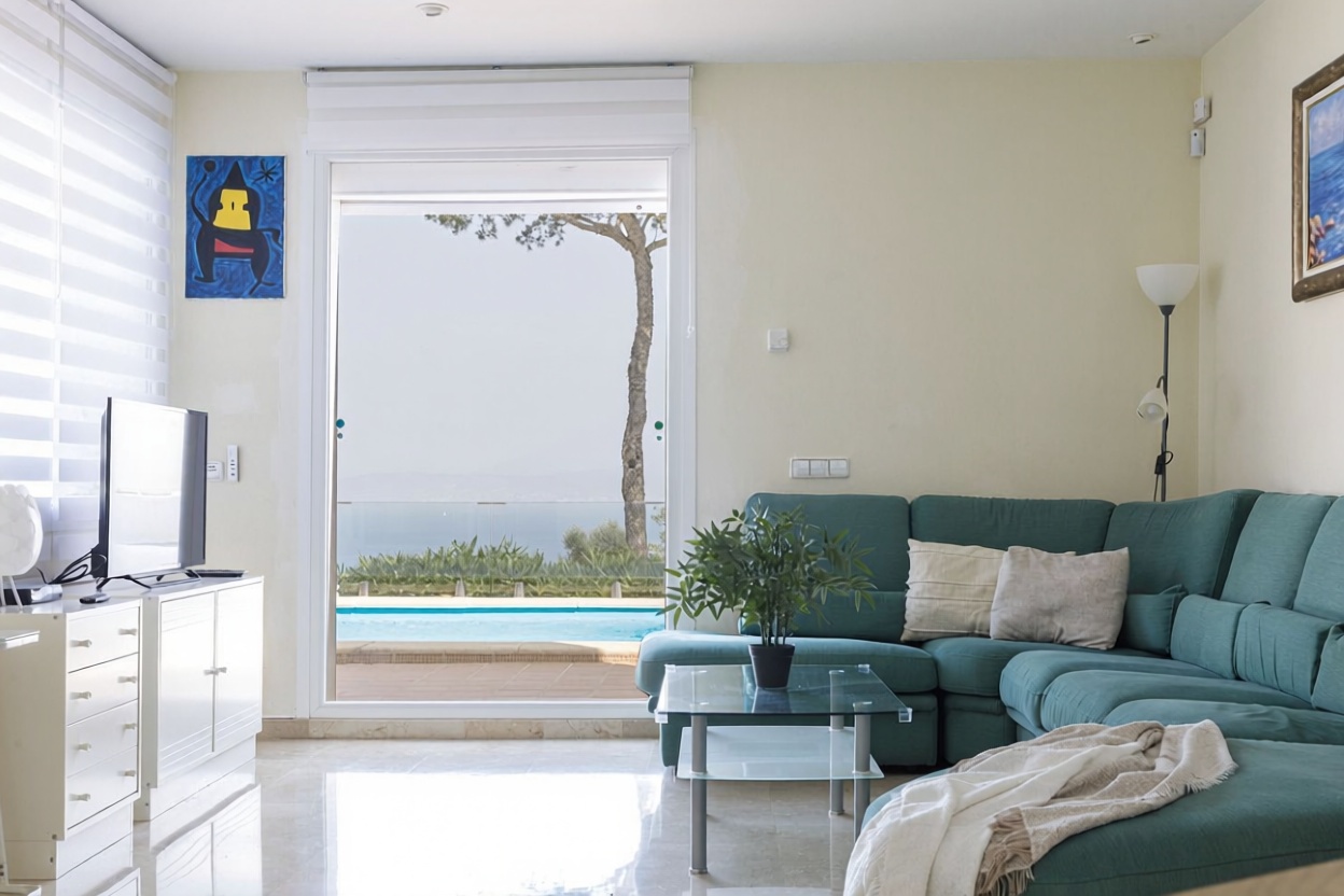 Chalet mit direkter Strandzugang in Llucmajor — Wohnzimmer