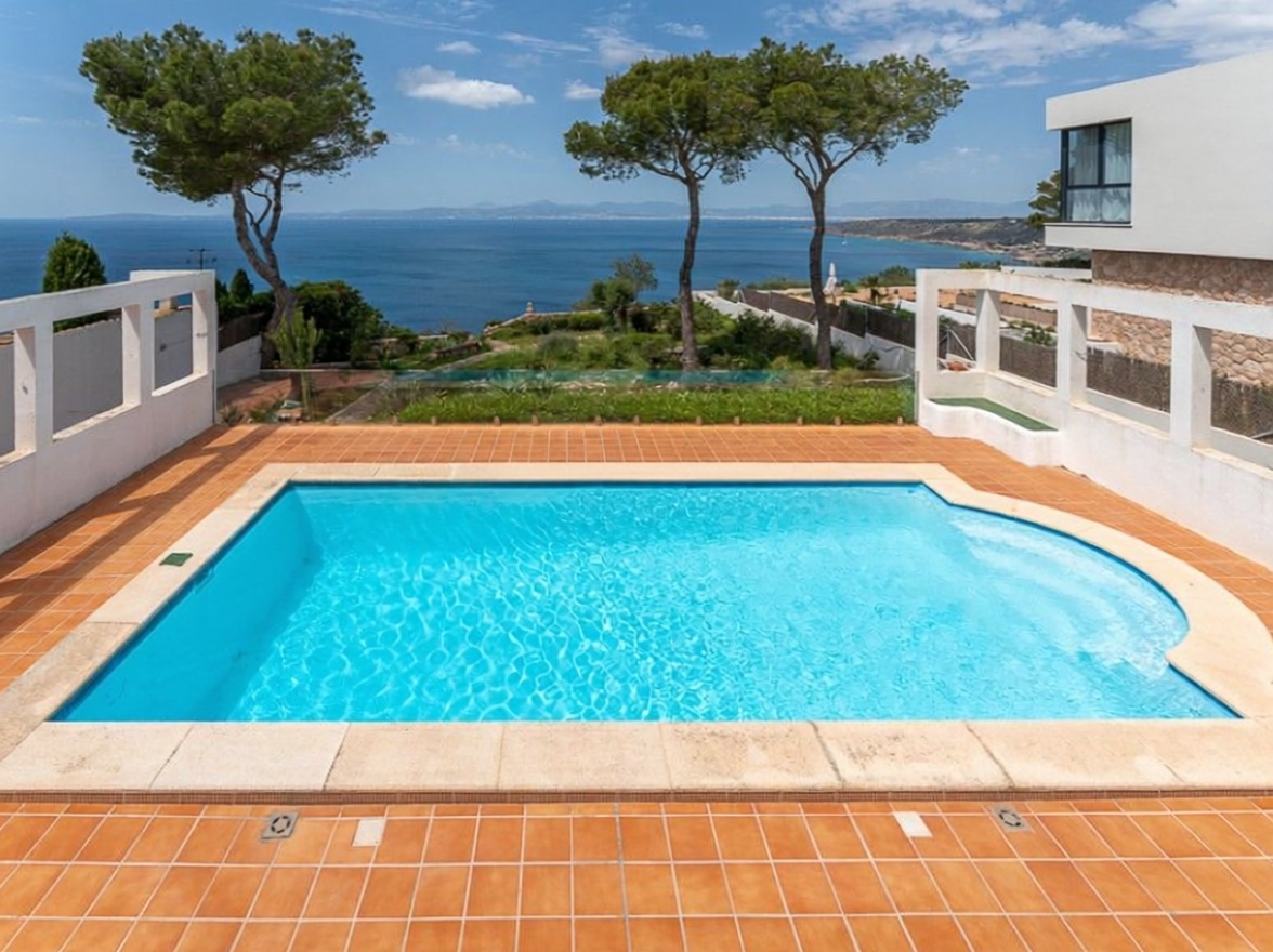Chalet mit direkter Strandzugang in Llucmajor — Pool