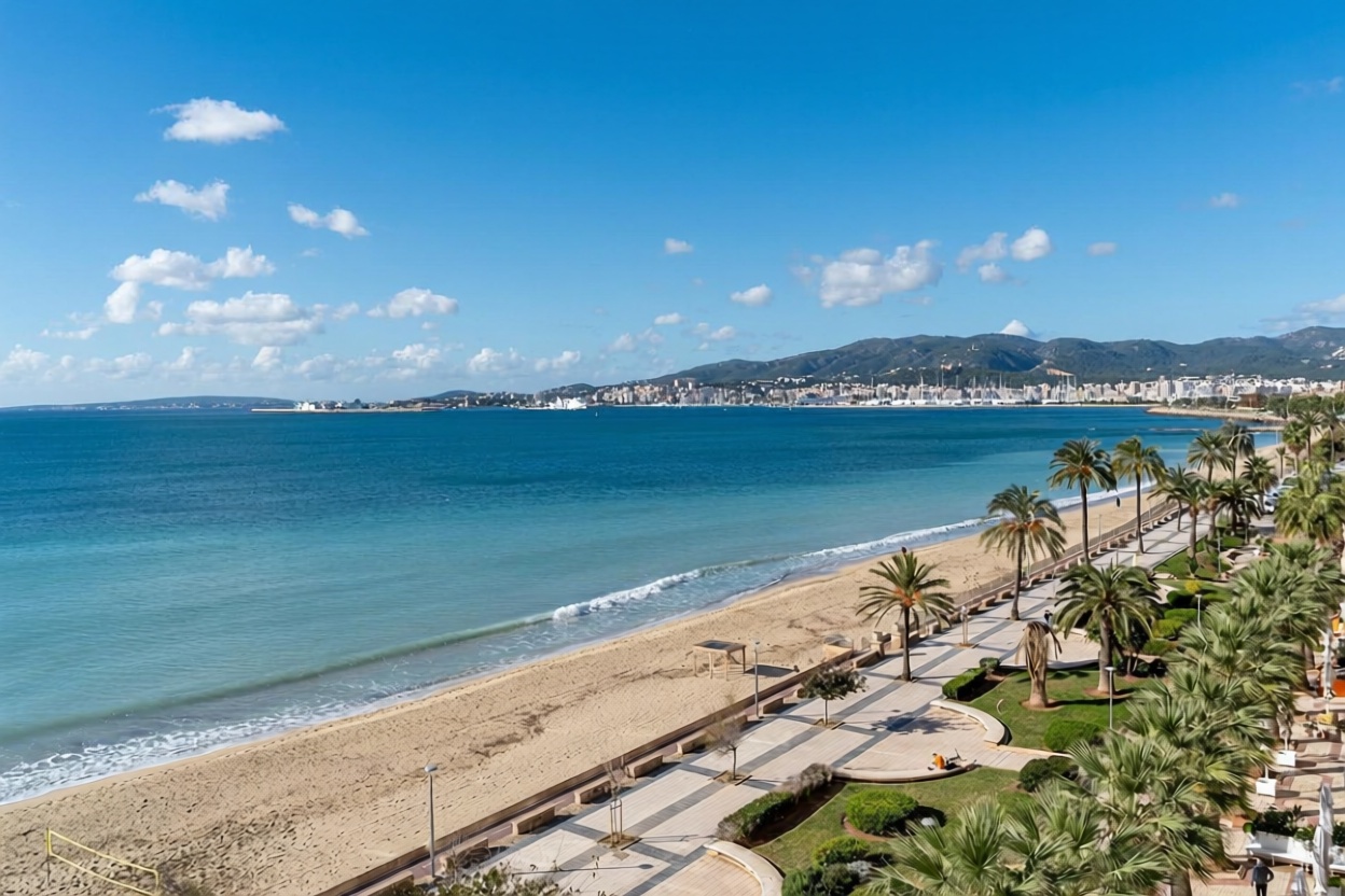 Beachfront flat in Palma de Mallorca — Sea view