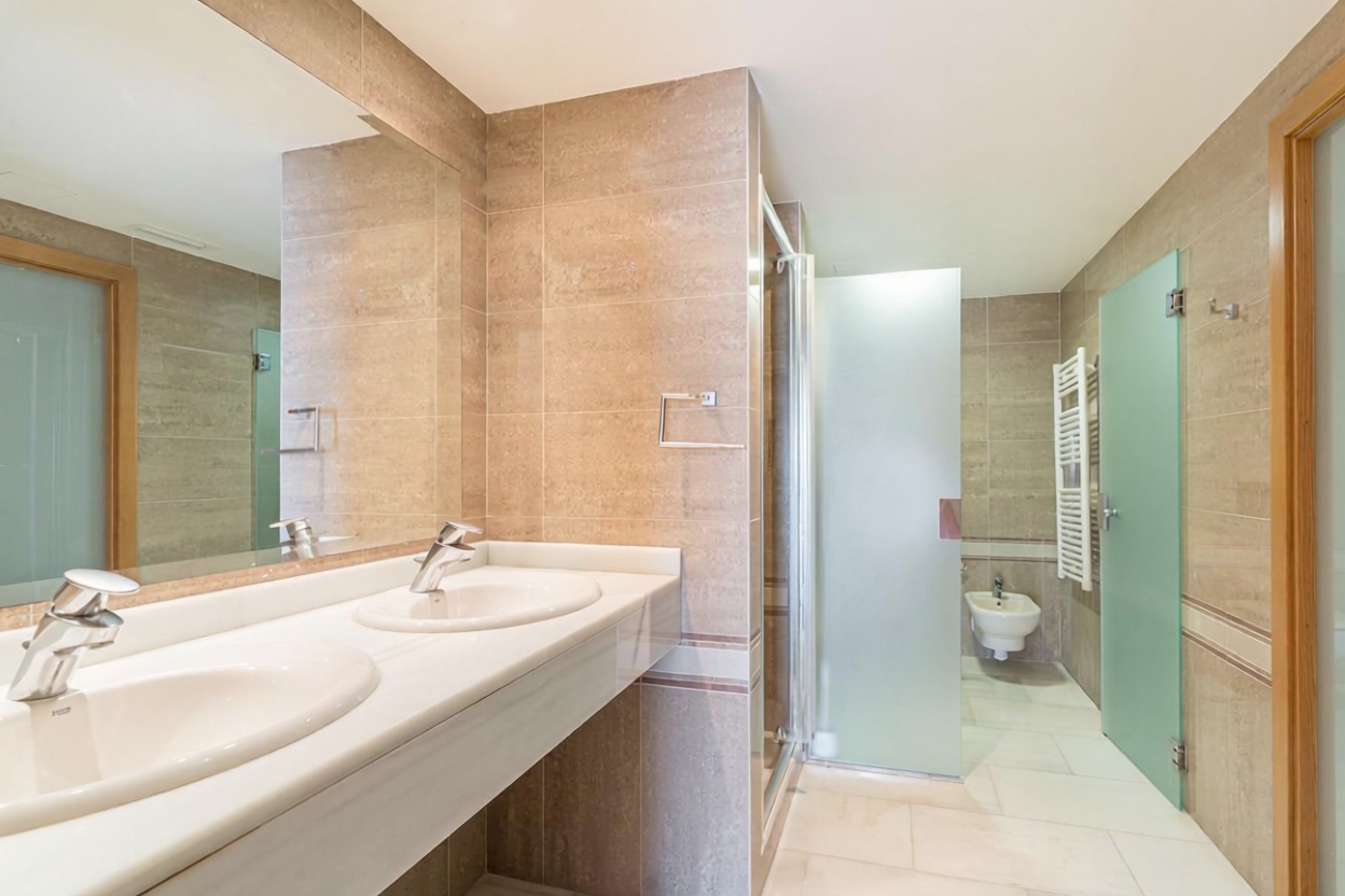 Beachfront flat in Palma de Mallorca — Bathroom