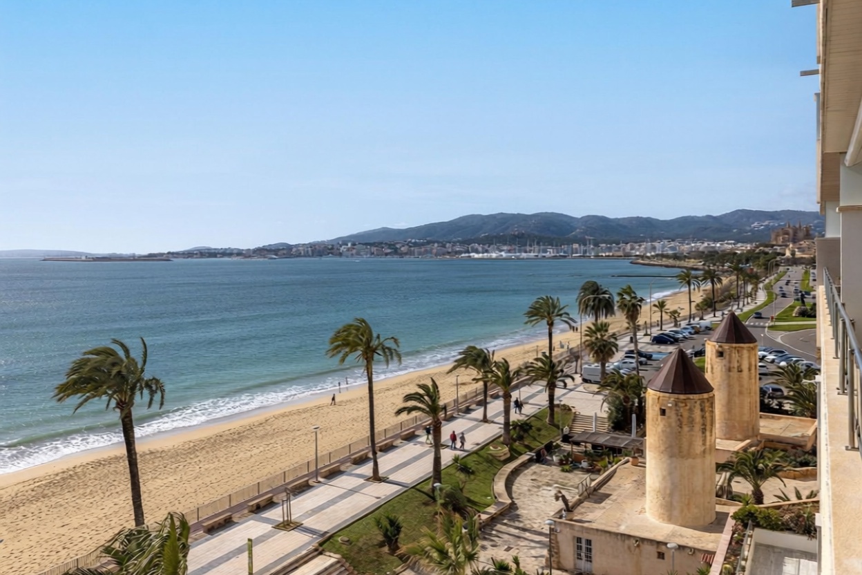 Beachfront flat in Palma de Mallorca — Sea view