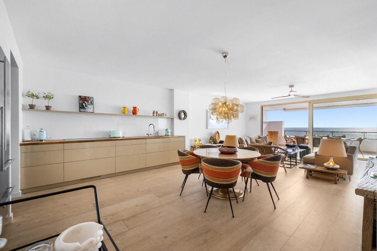 Beachfront flat in Palma de Mallorca — Living room