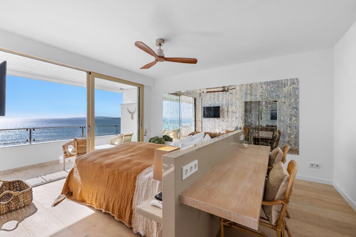 Beachfront flat in Palma de Mallorca — Bedroom