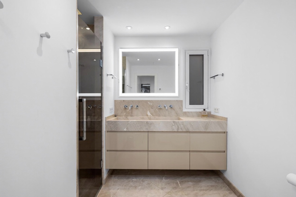 Beachfront flat in Palma de Mallorca — Bathroom
