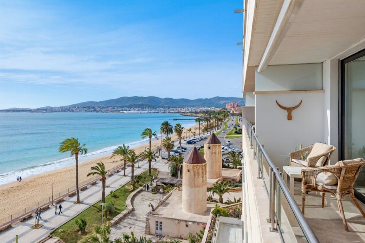 Beachfront flat in Palma de Mallorca — Sea view