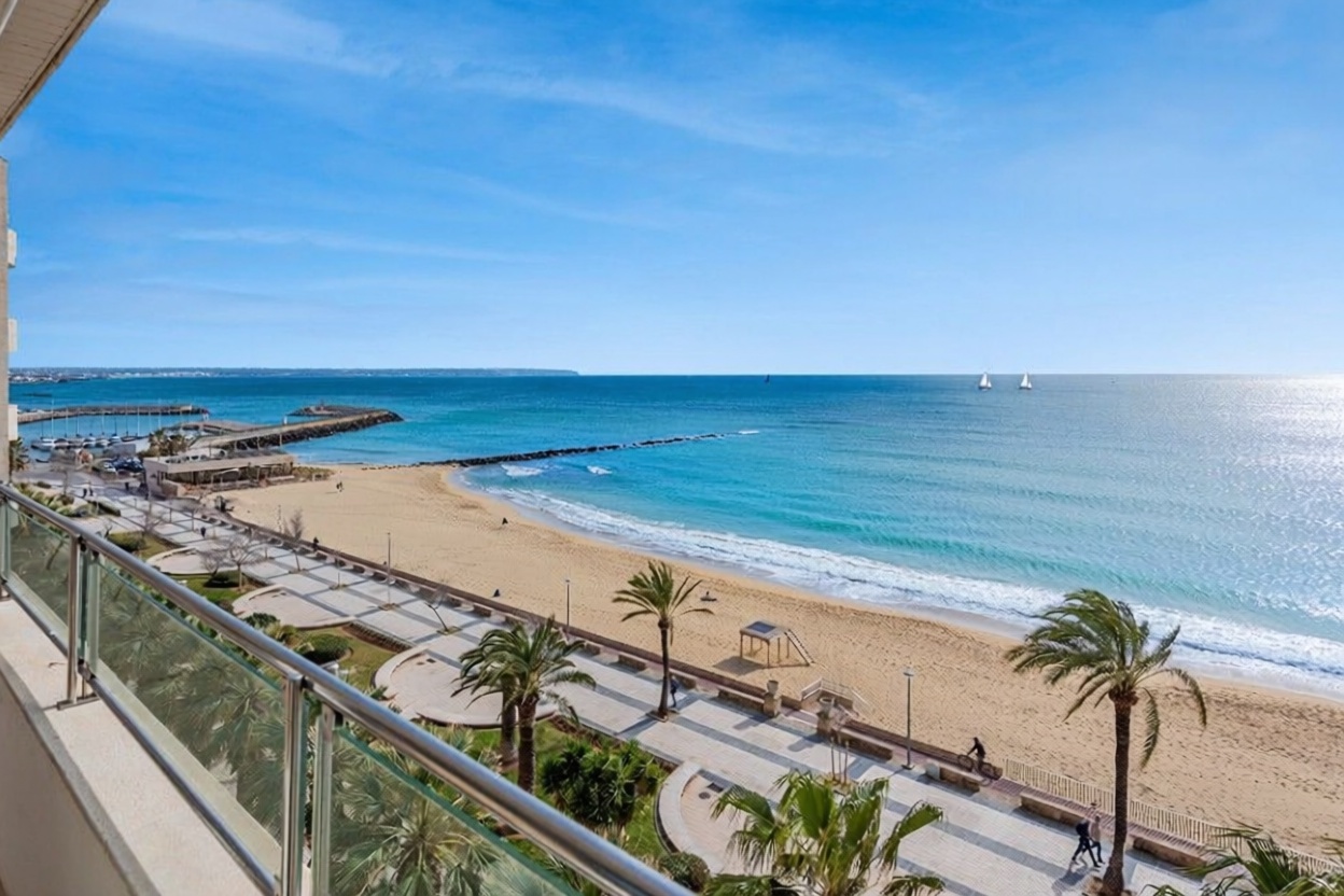 Beachfront flat in Palma de Mallorca — Bedroom
