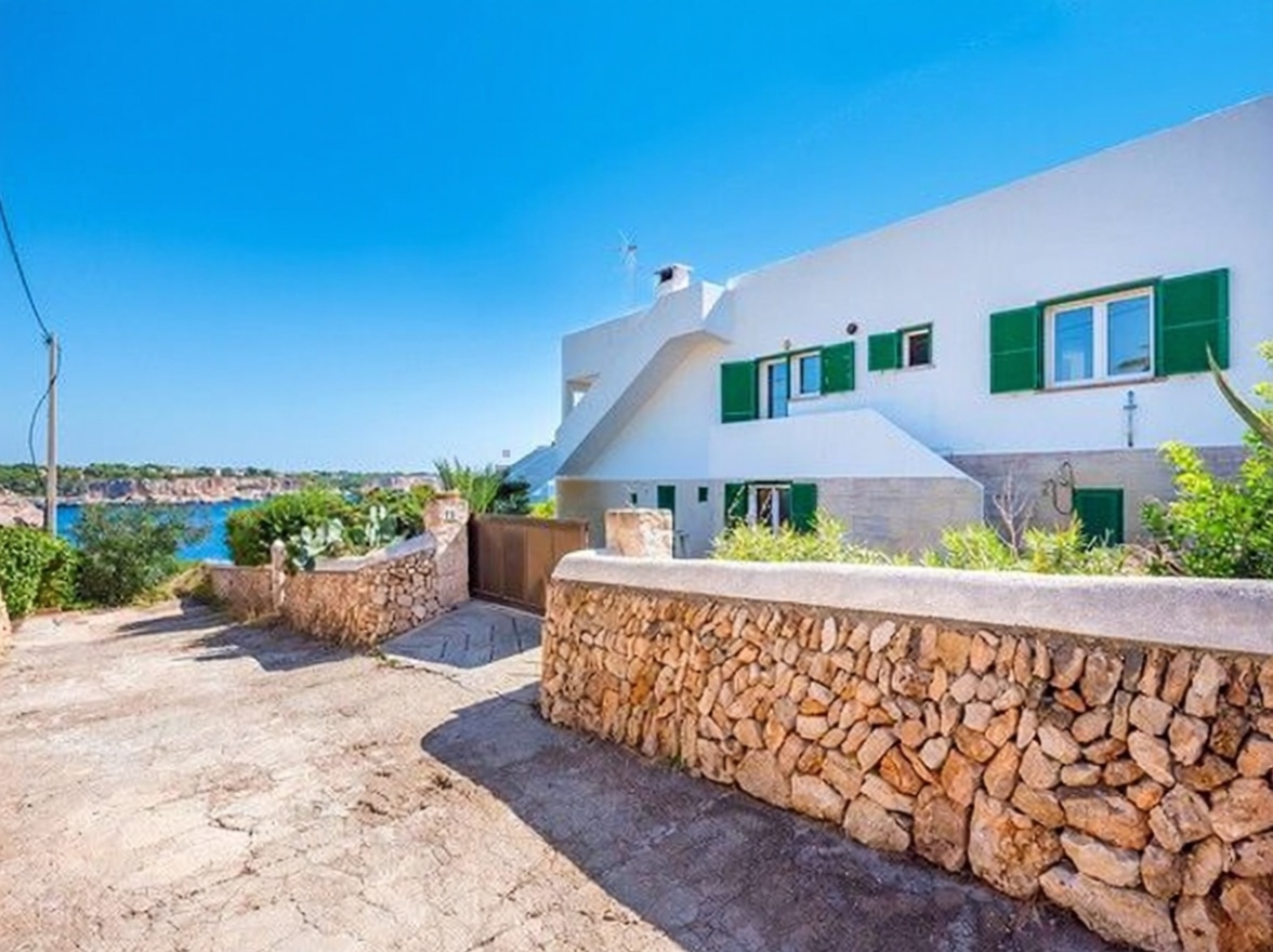 Chalet with direct beach access in Santanyí — Facade