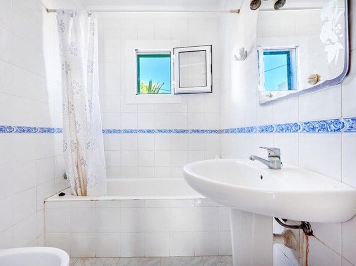 Chalet with direct beach access in Santanyí — Bathroom