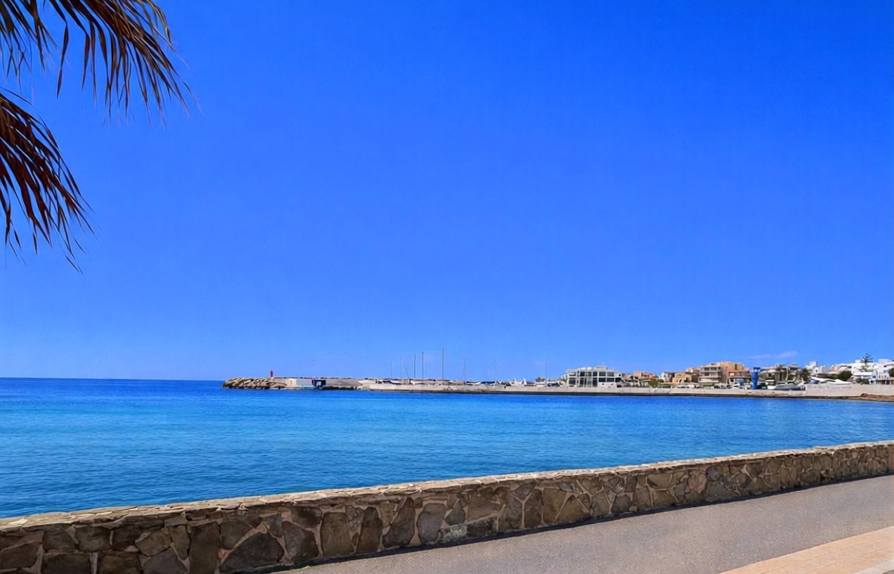 Beachfront flat in Palma de Mallorca — Sea view