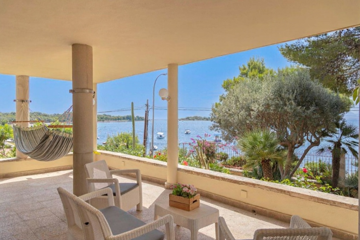 Beachfront flat in Alcúdia — Sea terrace
