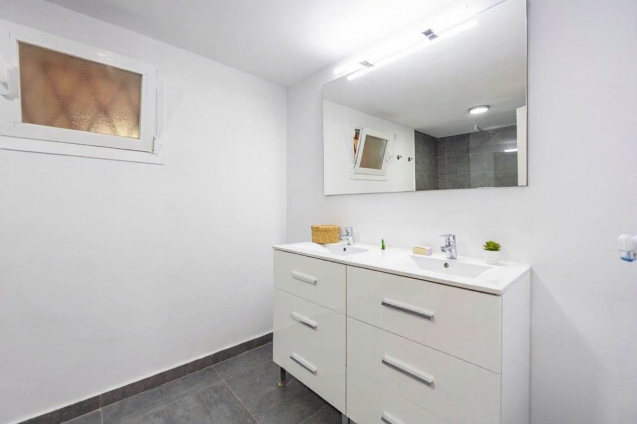 Beachfront flat in Alcúdia — Bathroom