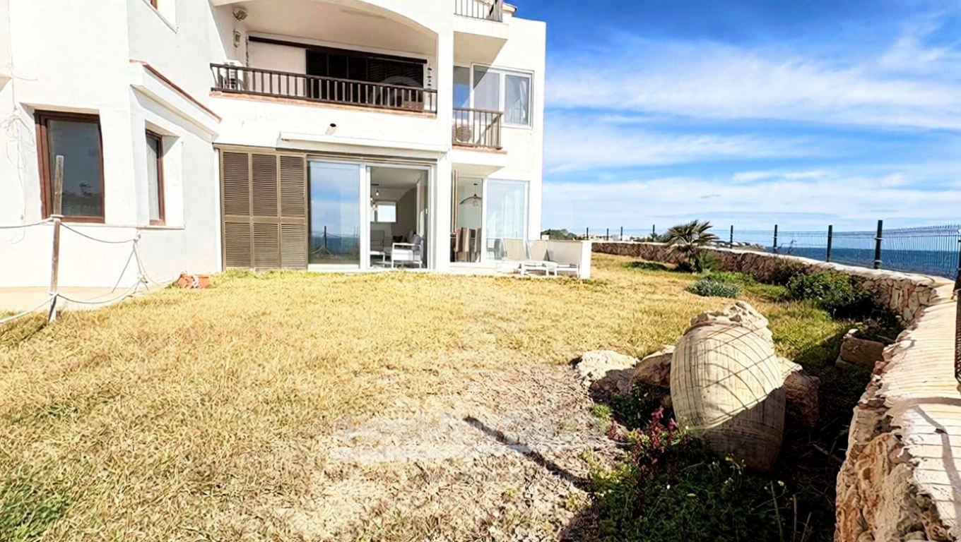 Appartement en première ligne de plage à Santanyí — Vue mer