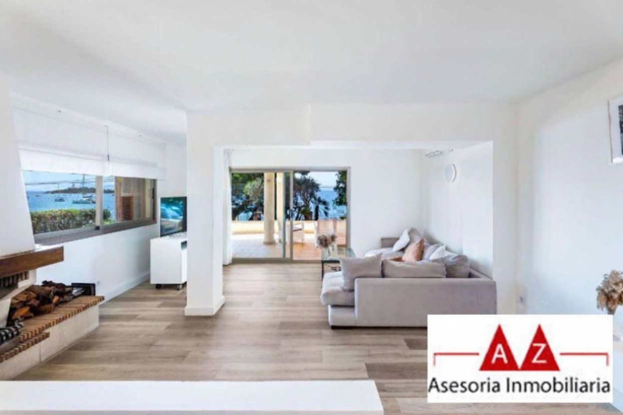 Beachfront flat in Alcúdia — Living room