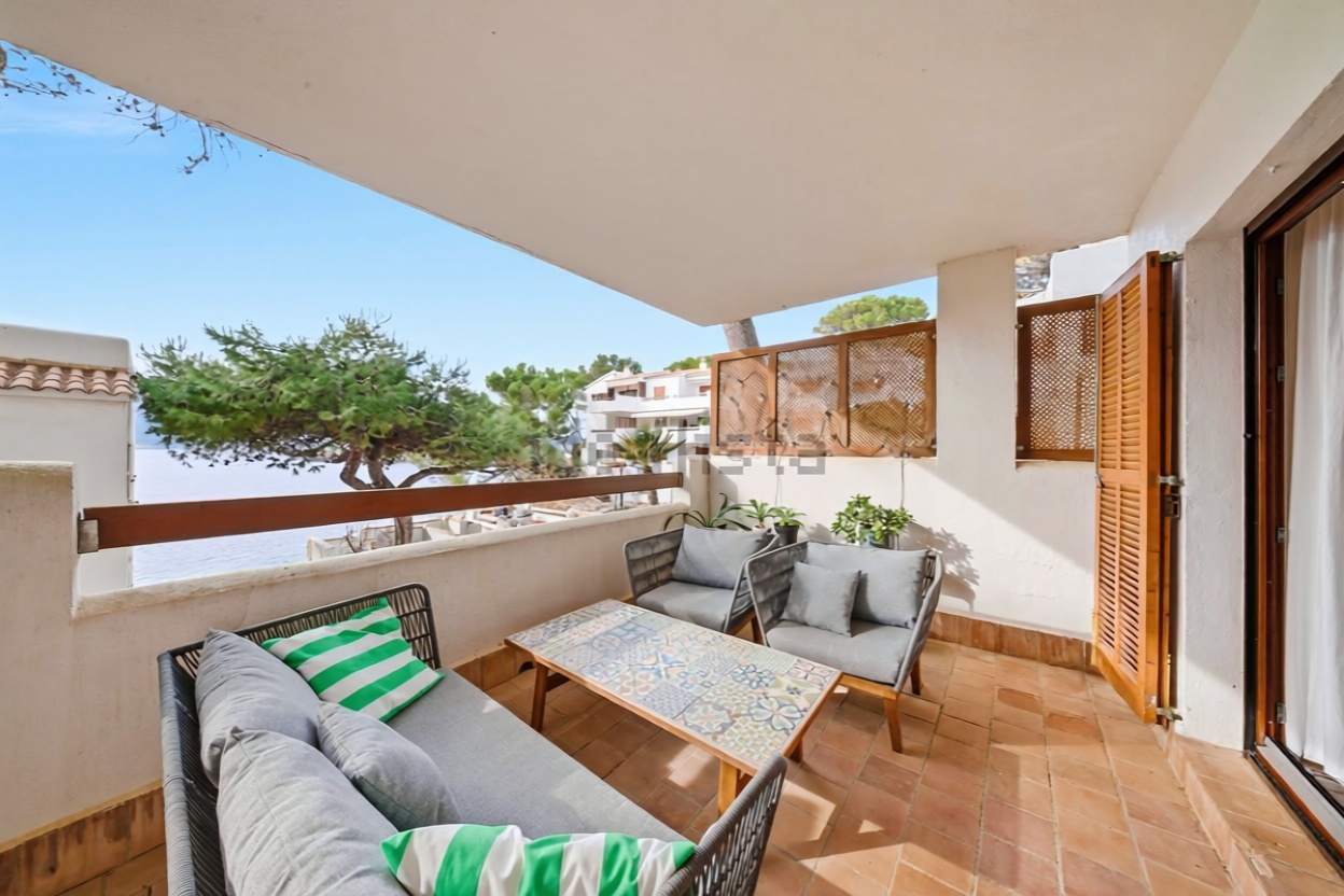 Beachfront flat in Andratx