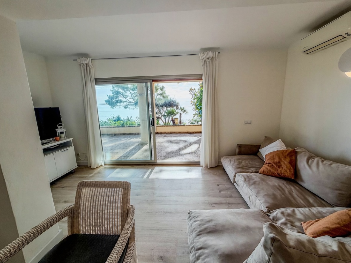 Beachfront flat in Alcúdia — Living room