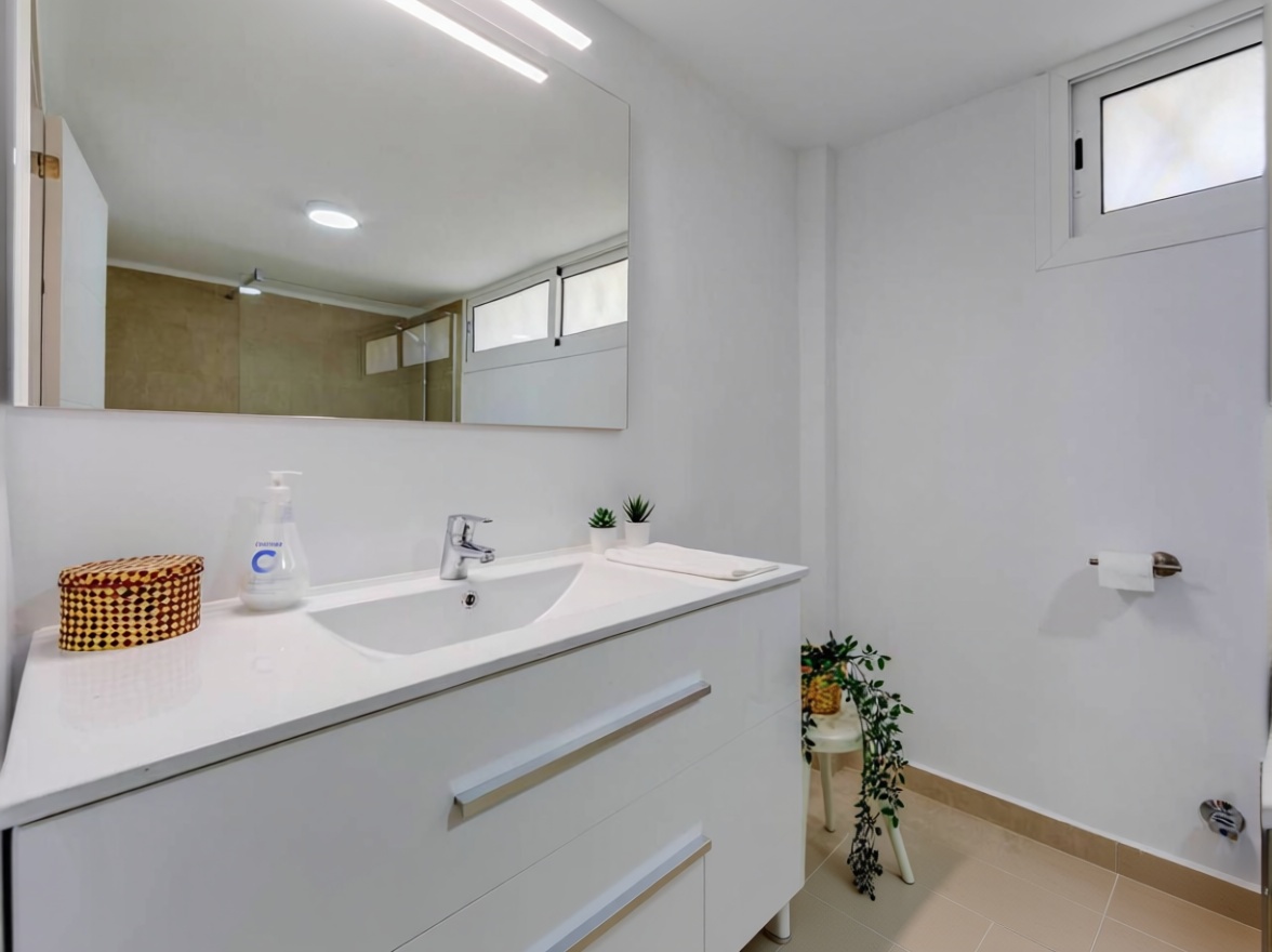 Wohnung in erste Strandlinie in Alcúdia — Bad