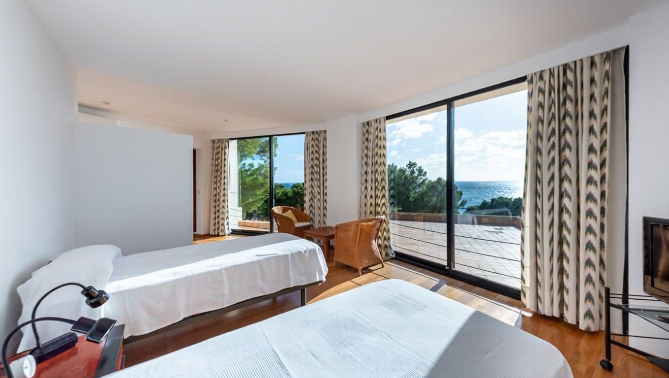 Chalet with direct beach access in Mallorca, Balears (Illes) — Bedroom