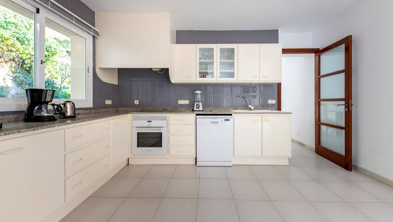 Chalet with direct beach access in Mallorca, Balears (Illes) — Kitchen