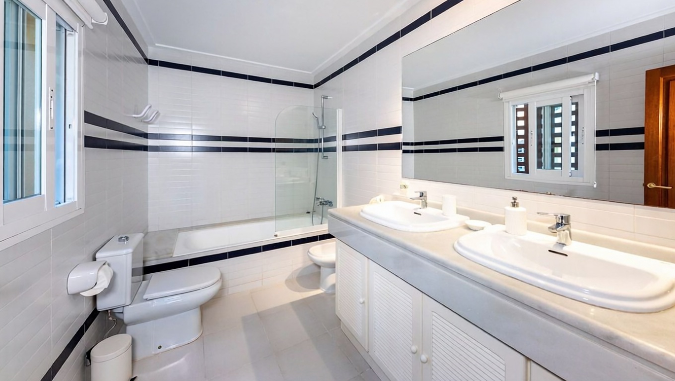Chalet with direct beach access in Mallorca, Balears (Illes) — Bathroom