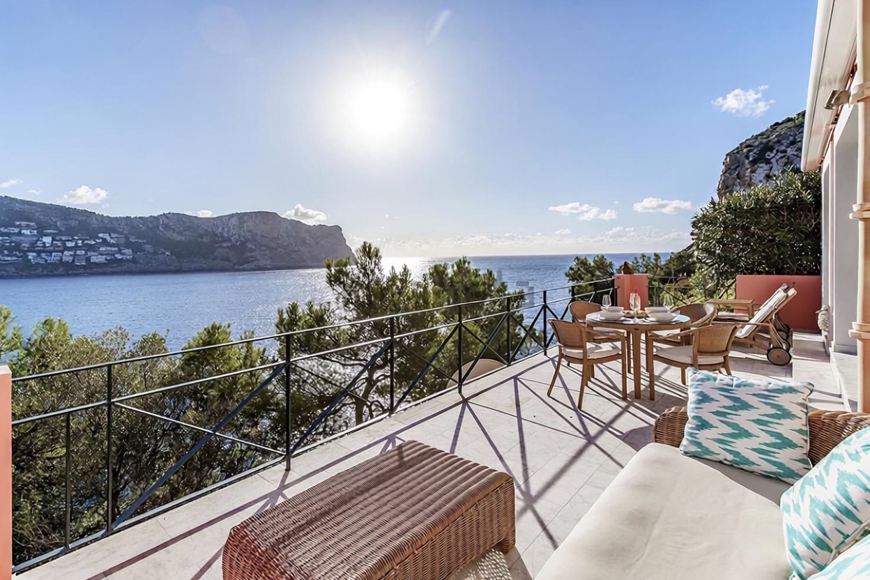 Beachfront flat in Andratx