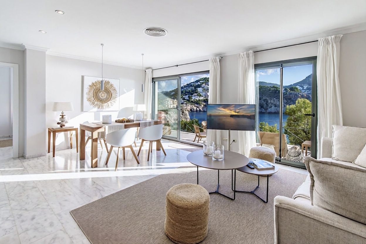 Beachfront flat in Andratx — Living room