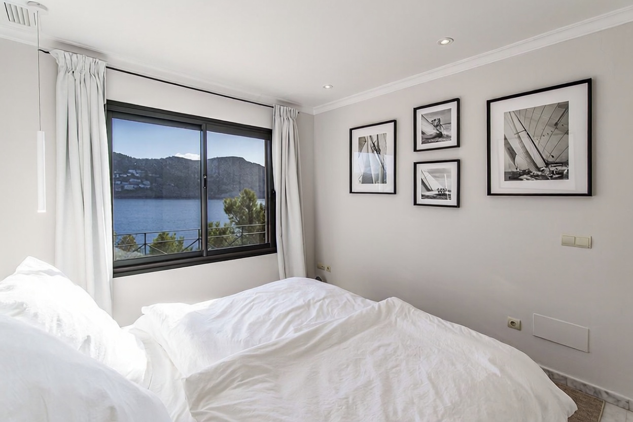 Beachfront flat in Andratx — Bedroom