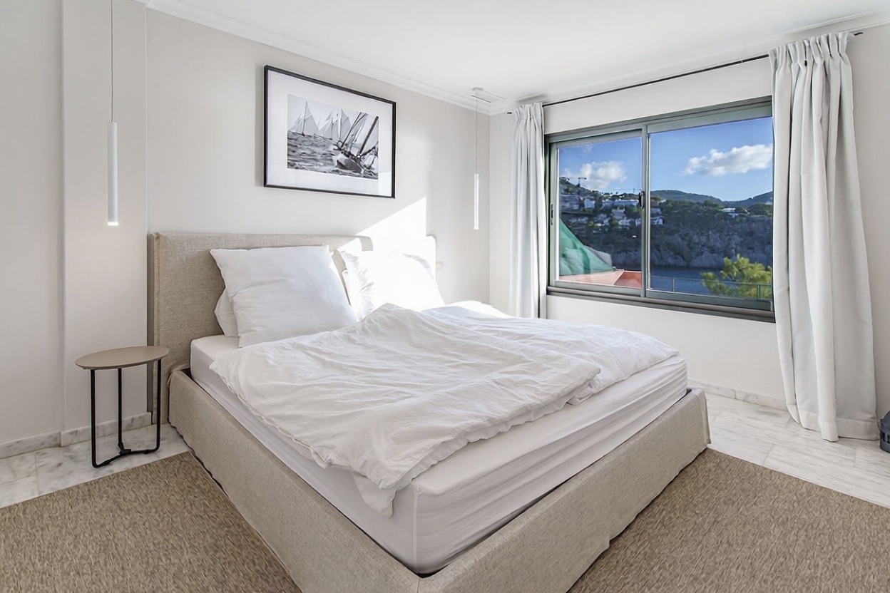 Beachfront flat in Andratx — Bedroom