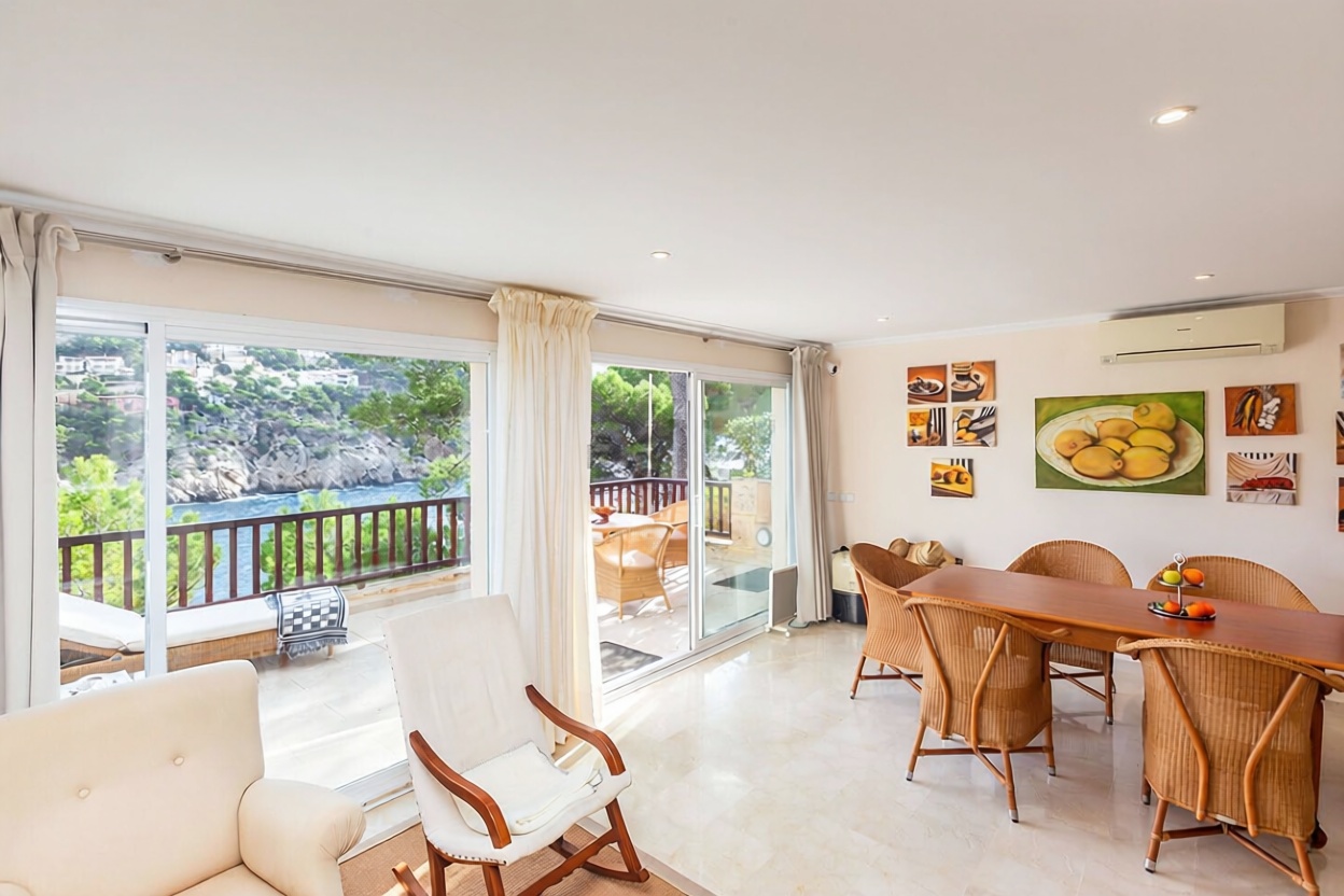 Chalet mit direkter Strandzugang in Andratx — Wohnzimmer