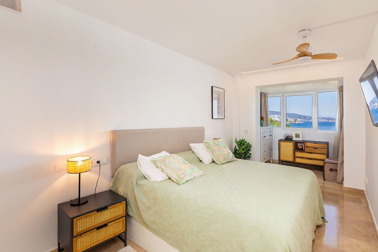 Beachfront duplex in Calvià — Bedroom