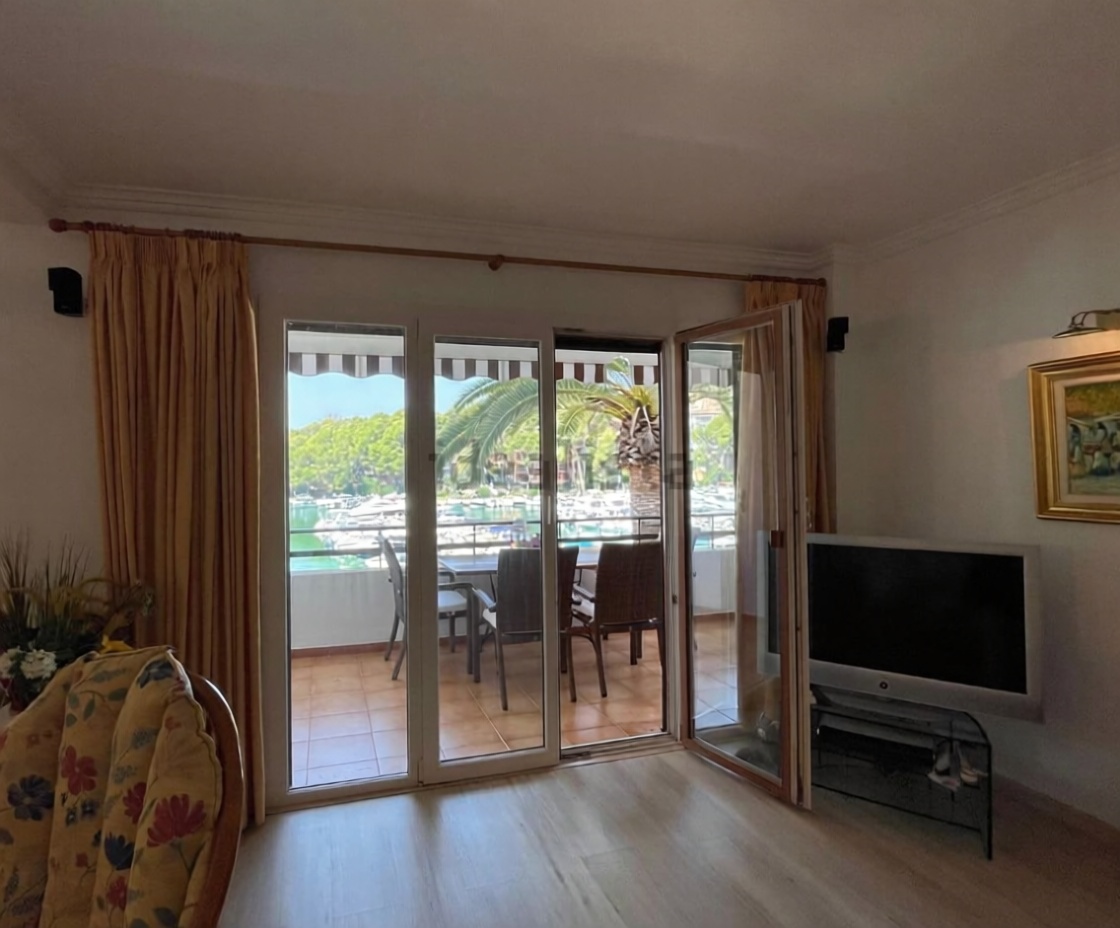 Beachfront flat in Calvià — Living room