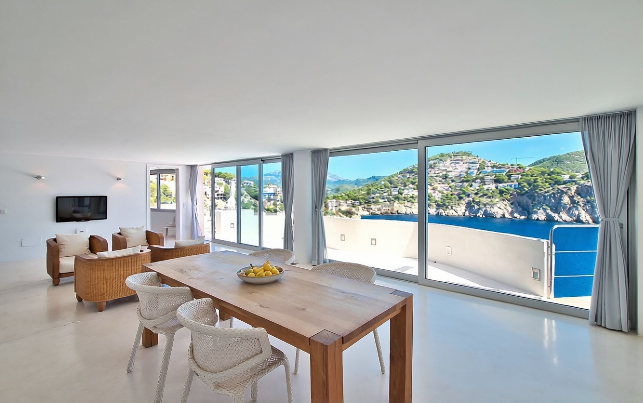 Beachfront flat in Andratx — Living room