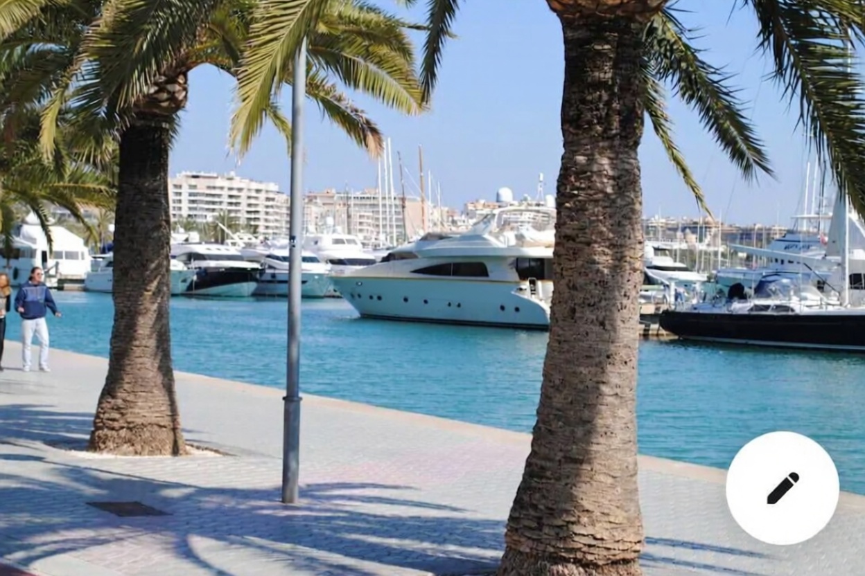 Beachfront flat in Palma de Mallorca — Sea view