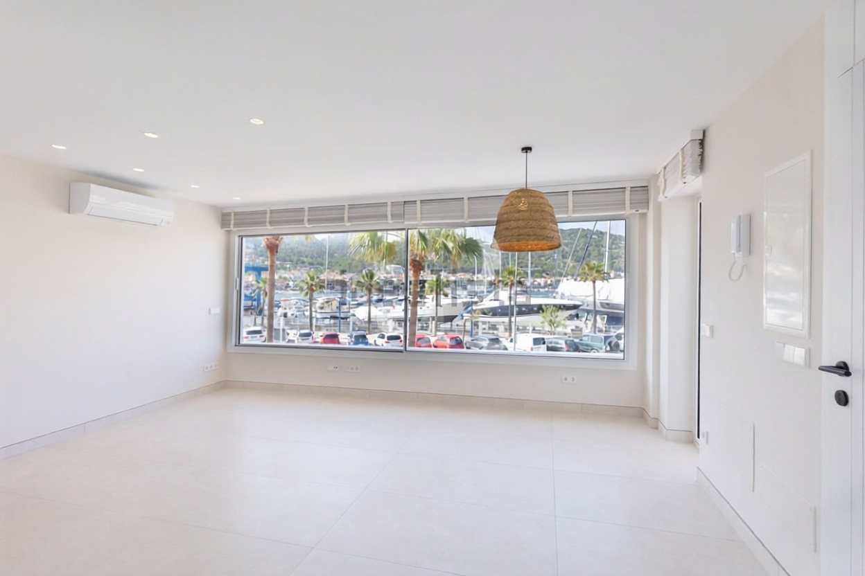 Beachfront flat in Andratx — Living room