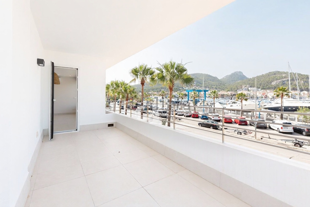 Beachfront flat in Andratx