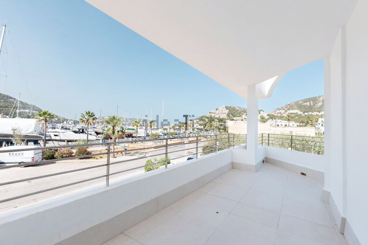Beachfront flat in Andratx — Sea terrace