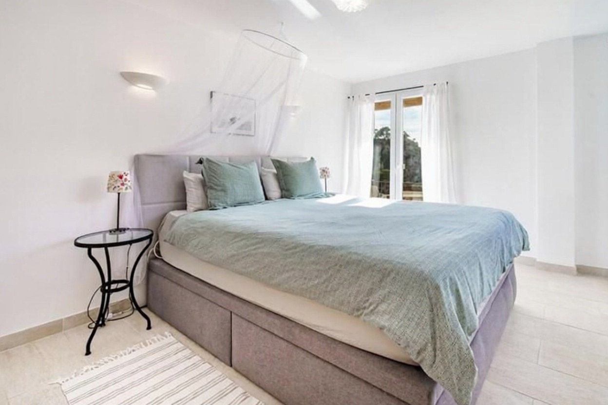 Beachfront flat in Calvià — Bedroom