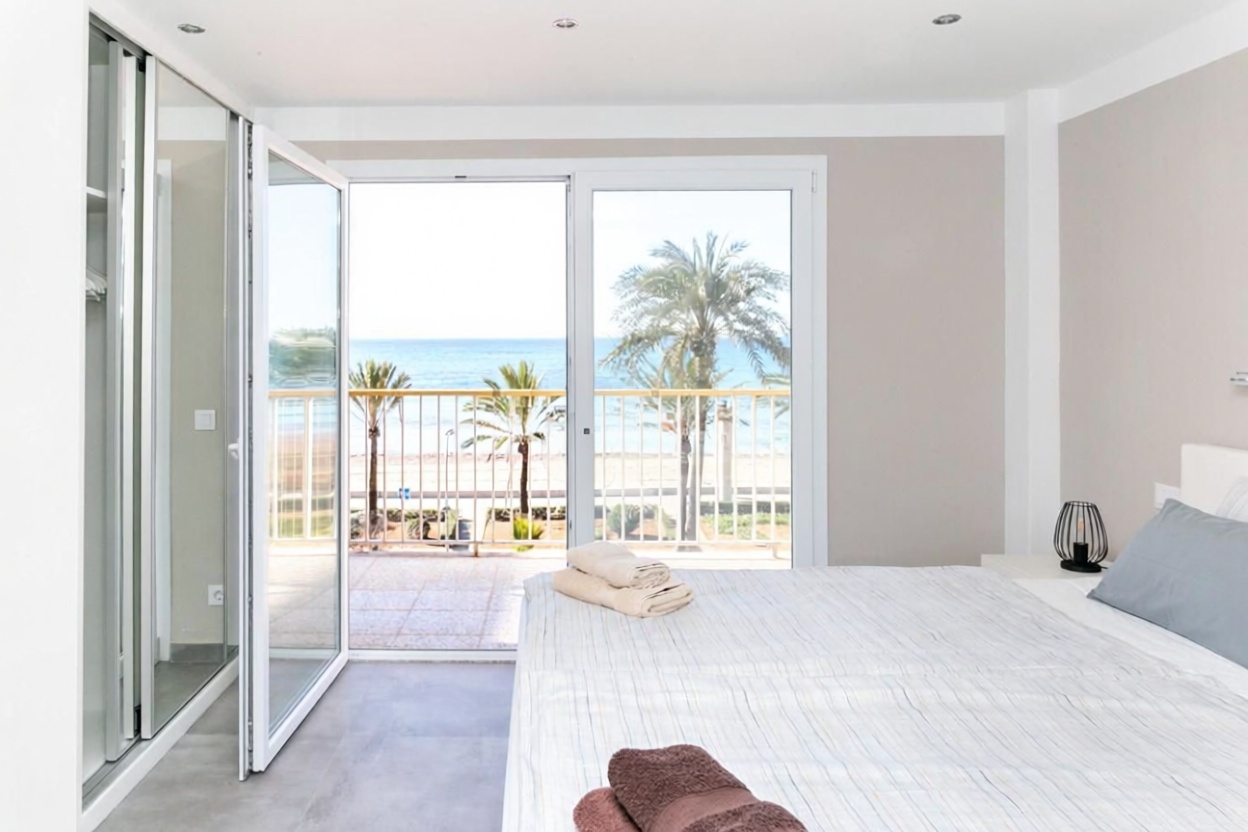 Beachfront flat in Palma de Mallorca — Bedroom