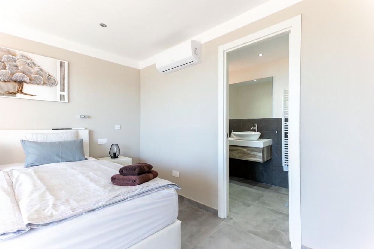 Beachfront flat in Palma de Mallorca — Bathroom