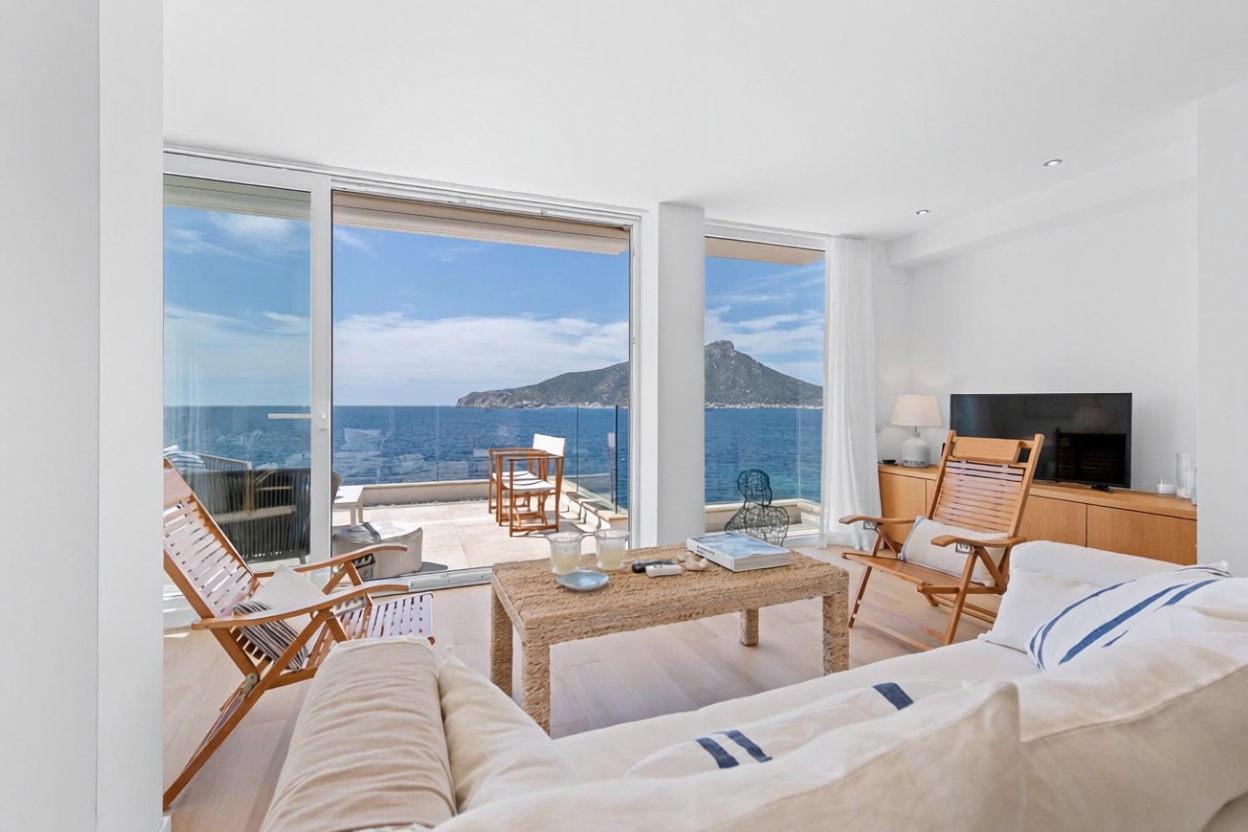 Beachfront flat in Andratx — Living room